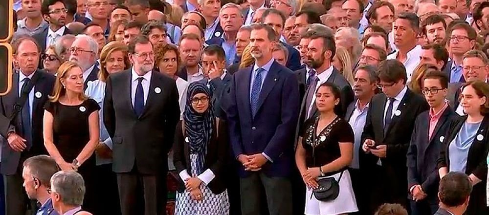 El rey Felipe VI, rodeado de autoridades en la manifestación de Barcelona contra el terrorismo. / Twitter