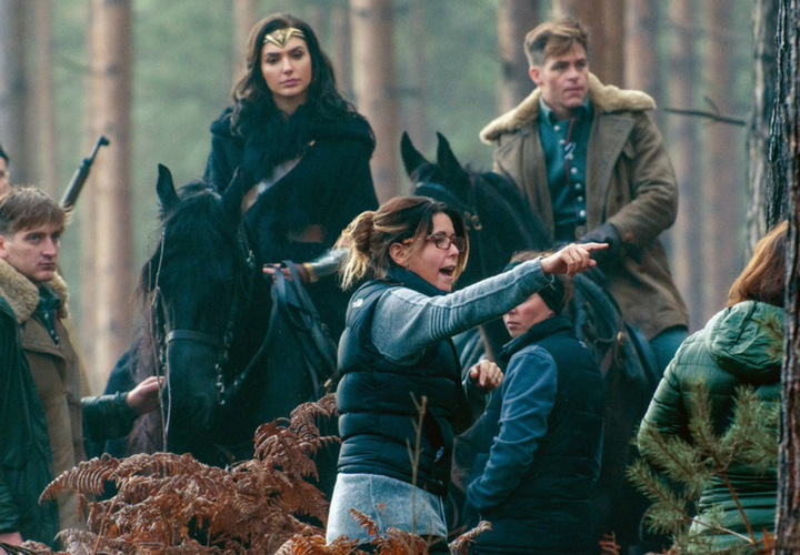 Patty Jenkins, directora, dirigiendo al reparto de Wonder Woman. Warner.