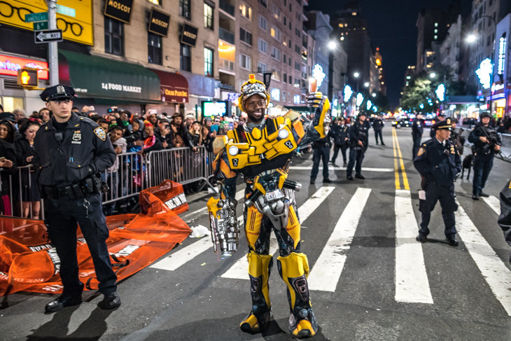 Un participante disfrazado toma fotos frente a policías durante el tradicional desfile de Halloween del  Greenwich Village de Nueva York el 31 de Octubre de 2017.   La seguridad fué reforzada debido al atentado terrorista perpetrado unas horas antes en las cercanías del desfile. Foto: Enrique Shore