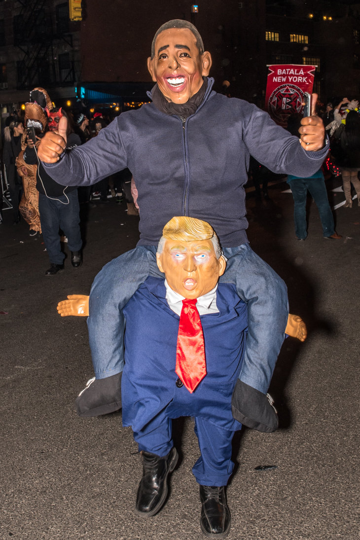 Un hombre disfrazado del presidente Donald Trump llevando encima al ex-presidente Barack Obama participa en el tradicional desfile de Halloween del  Greenwich Village de Nueva York el 31 de Octubre de 2017.   Foto: Enrique Shore