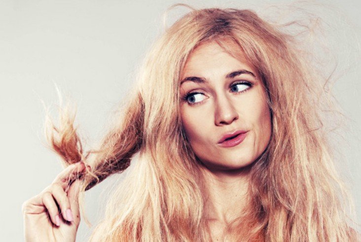 Mujer con el cabello maltratado. stellar.ie
