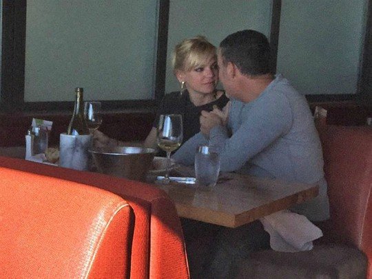 Anna Faris, actriz, compartiendo con Michael Barrett, director de fotografía. Grosby Group
