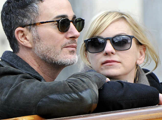 Anna Faris, actriz, compartiendo en un bote con Michael Barrett, director de fotografía. Splash News