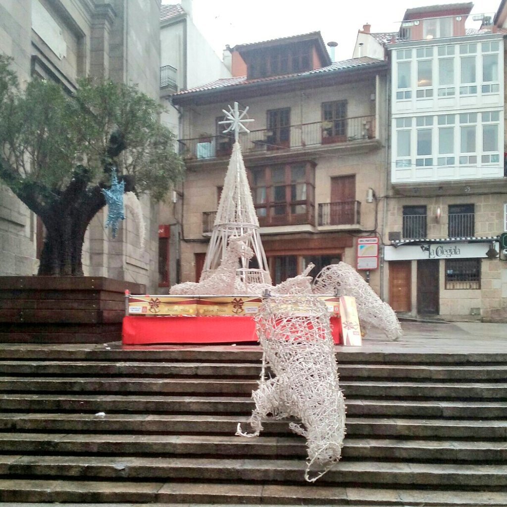 El temporal se llevó por delante la decoración navideña en Vigo. / Twitter