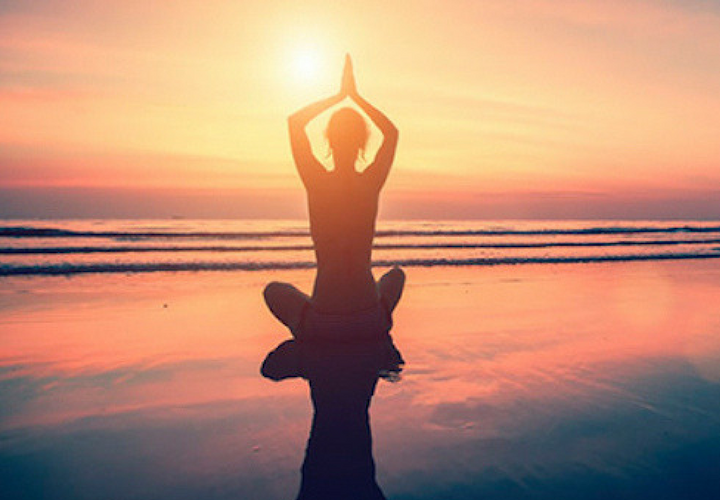 Mujer meditando. RR SS.