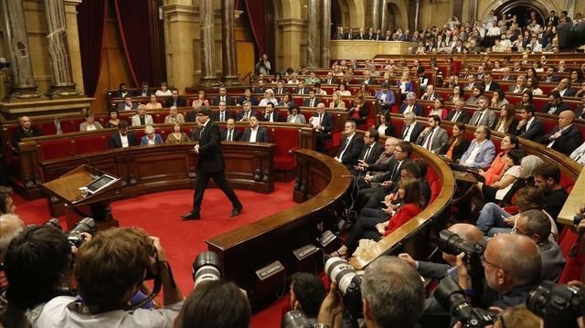 Pleno en el Parlament donde el president de la Generalitat Carles Puigdemont dira la hoja de ruta del proces de independencia de Catalunya. / Julio Carbo