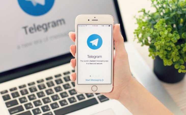 Telegram en el móvil y laptop. Hipertextual 