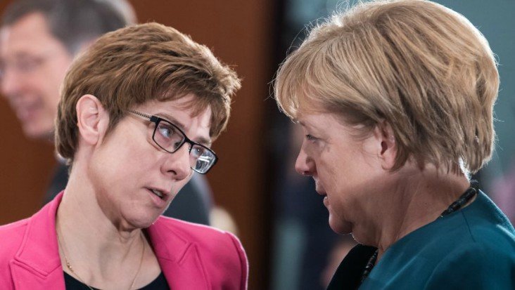 Annegret Kramp-Karrenbauer, política alemana y Angela Merkel, canciller de Alemania. Spiegel Online