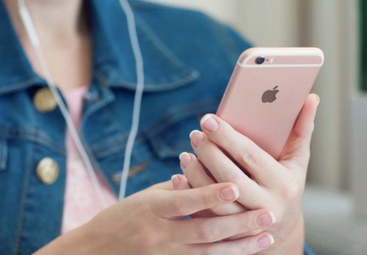 Joven utilizando un iPhone. /  Pixabay