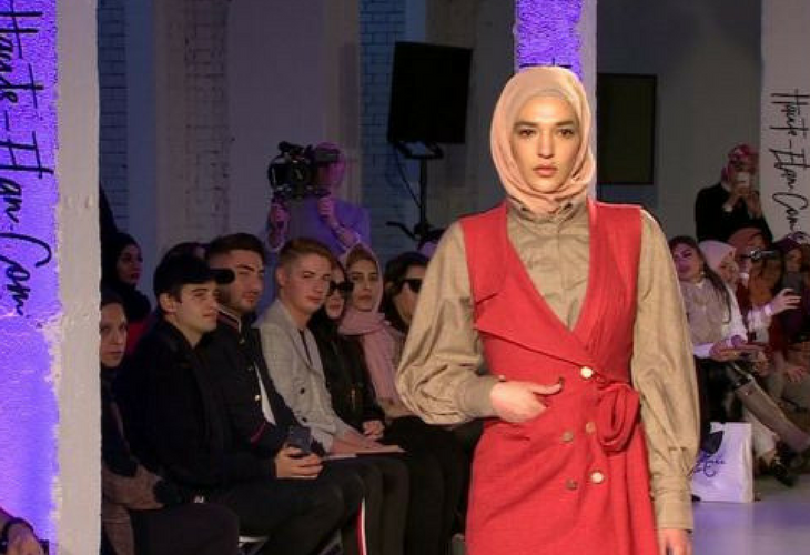 Shahira en la Semana de la Moda Modesta en Londres. / BBC