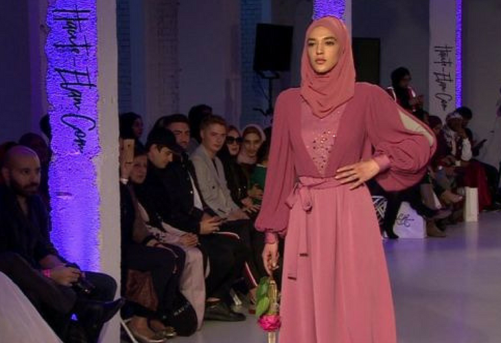 Shahira en la Semana de la Moda Modesta en Londres. / BBC