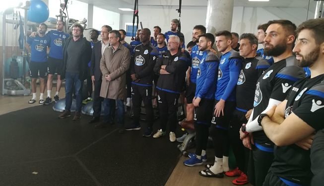Jugadores del Deportivo con el alcalde y su presidente. Muy animados no se les ve.