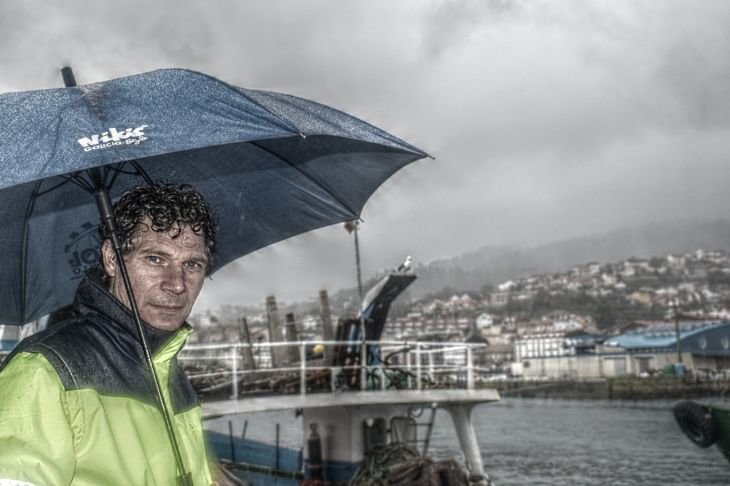 Hombre bajo la lluvia, Galicia / Armando García Valdés
