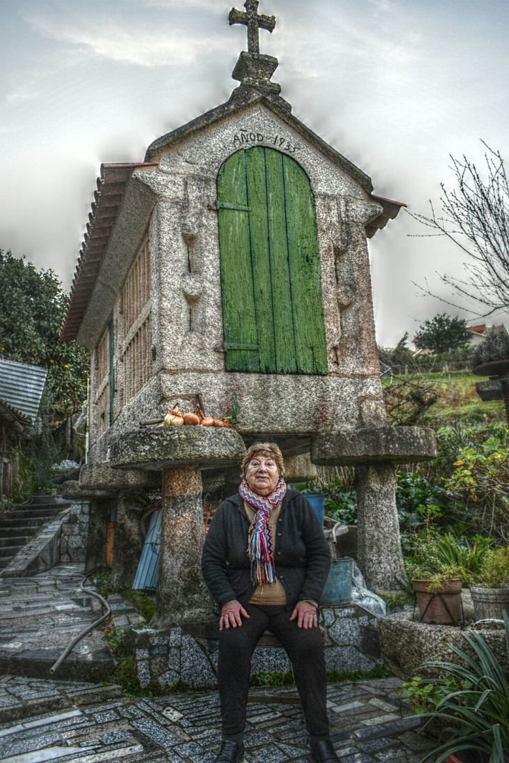 Hórreo y vecina / Armando García Valdés