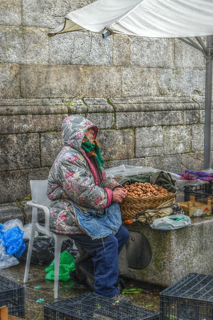 Vendedora en Santiago de Compostela / Armando García Valdés