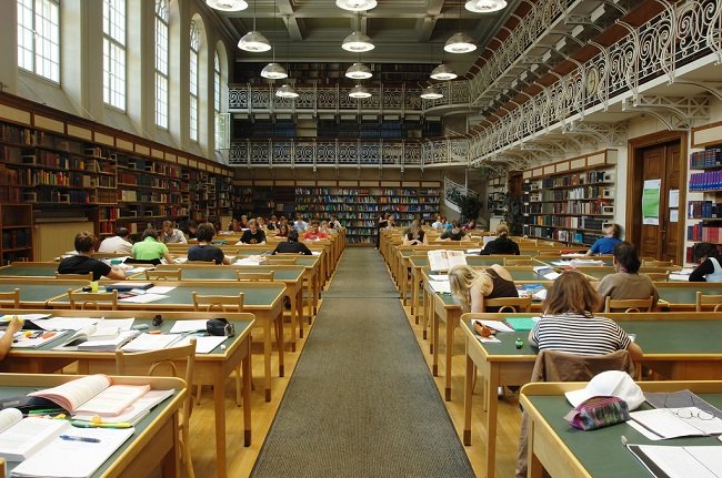 Biblioteca universitaria (3)