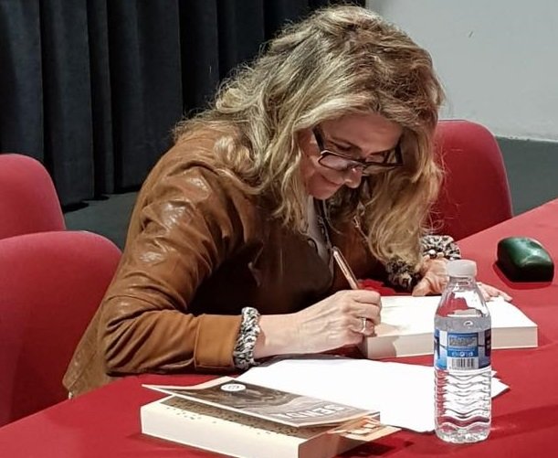 Rafi Cano firmando. / RR SS 