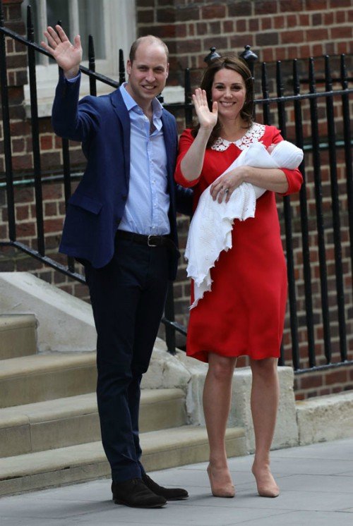 Los duques de Cambridge, Guillermo y Kate, con su tercer hijo. RR SS (1)