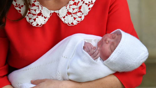 Los duques de Cambridge, Guillermo y Kate, con su tercer hijo. RR SS (1)
