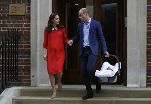Los duques de Cambridge, Guillermo y Kate, con su tercer hijo. RR SS (2)