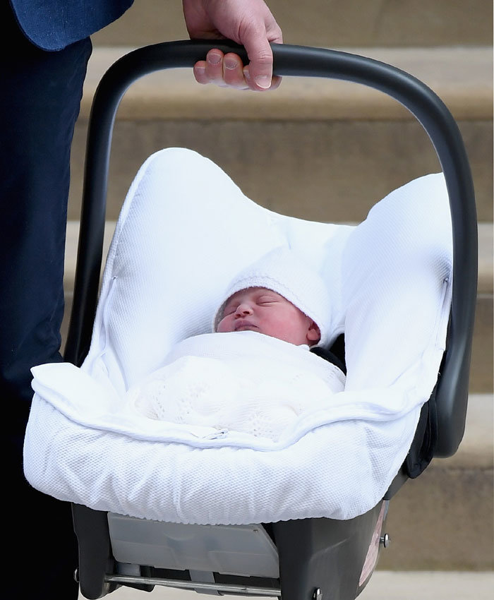 Los duques de Cambridge, Guillermo y Kate, con su tercer hijo. RR SS (3)