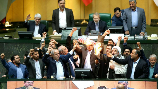 Un grupo de parlamentarios iraníes quemando la bandera de los Estados Unidos. Twitter