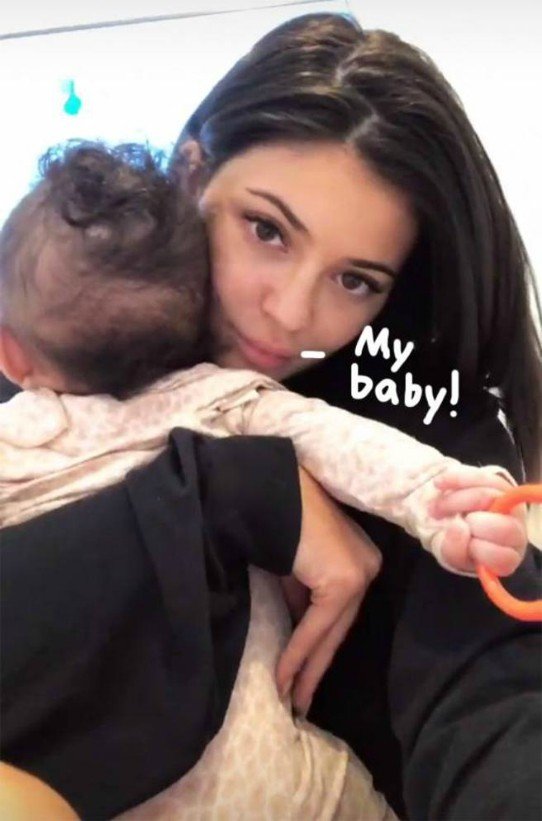 Kylie Jenner, empresaria, con su hja Stormi. Instagram Stories. 