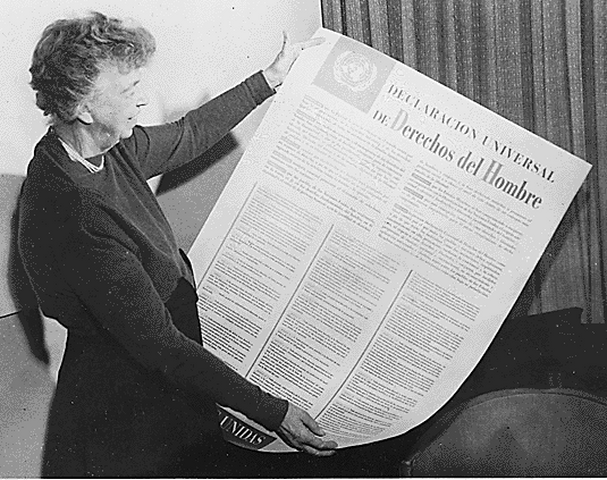 Eleanor Roosevelt con la Declaración de los Derechos Humanos.