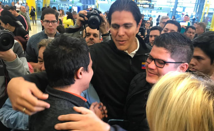 Lorent Saleh en su llegada a Barajas, junto a Lester Toledo, líder opositor venezolano. / RRSS.