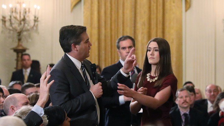 Becaria intenta retirar el micrófono de Jim Acosta en la Casa Blanca. / RR SS