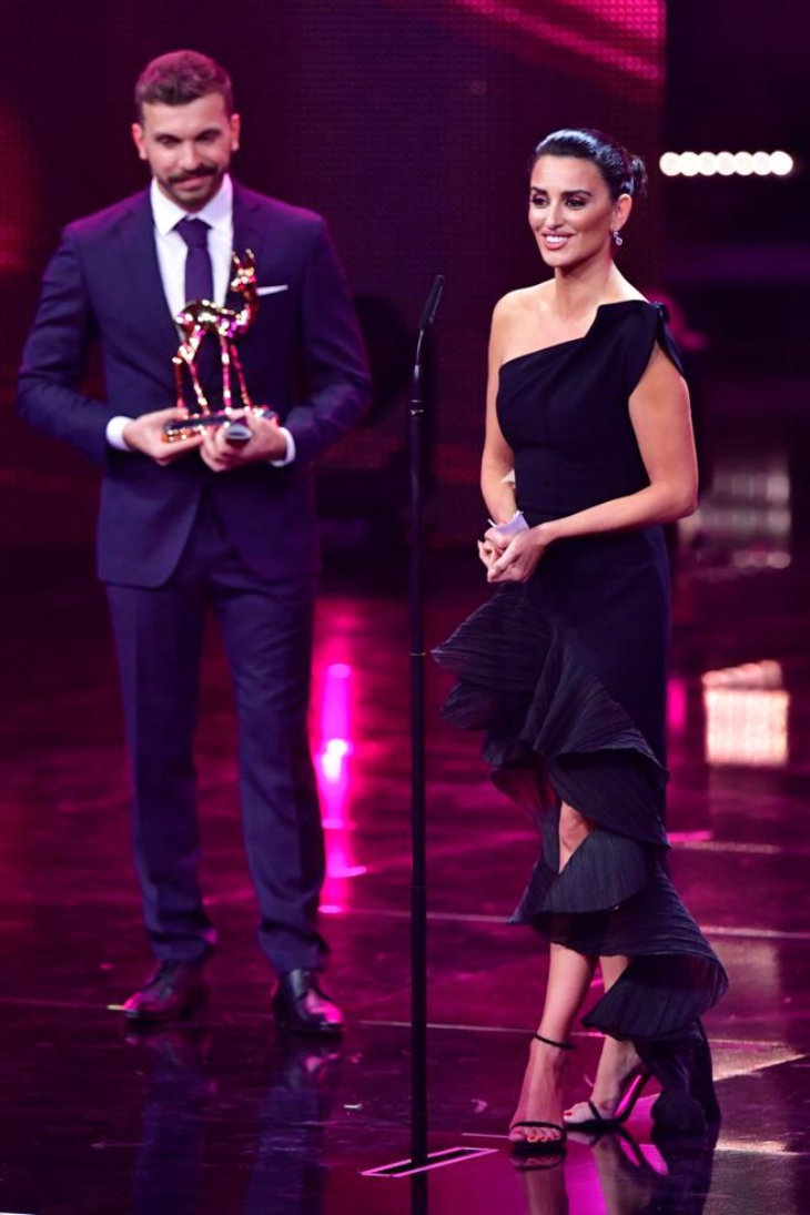 Penélope Cruz recibiendo el premio Bambi a mejor actriz internacional. / La Vanguardia.