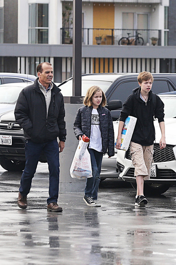 Dos de los hijos de Brad Pitt y Angelina Jolie, junto al guardaespaldas. / RRSS.