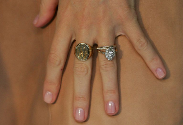 El anillo de compromiso que Orlando Bloom le dio a Miranda Kerr en 2010. / Cosmopolitan.