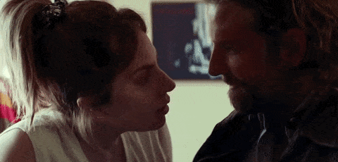 Lady Gaga y Bradley Cooper en A Star Is Born. Giphy.
