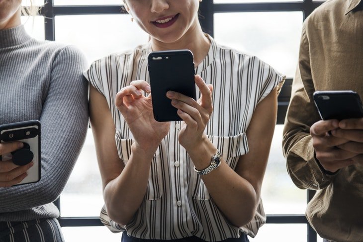 Personas usando sus teléfonos. / Pexels.com.