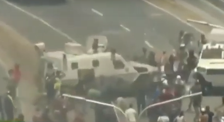 Momento en que dos tanquetas arrollan a manifestantes. / TV