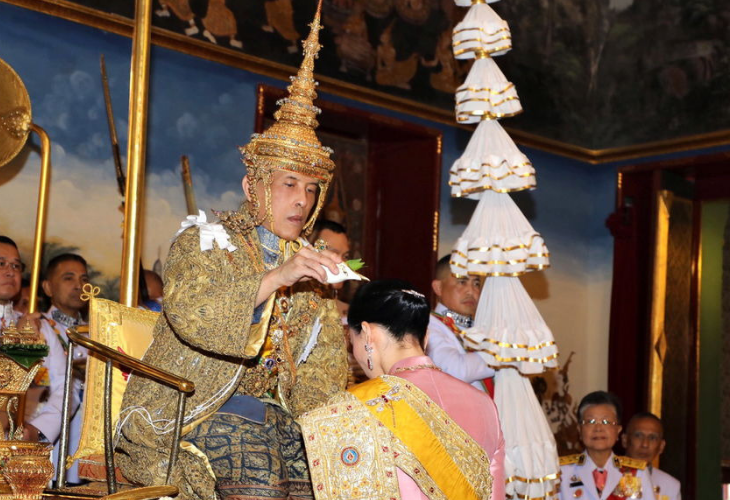 El rey de Tailandia, Maha Vajiralongkorn, concediendo el título real completo a su esposa Suthida, ex jefa de guardaespaldas personal. /  Telecinco.