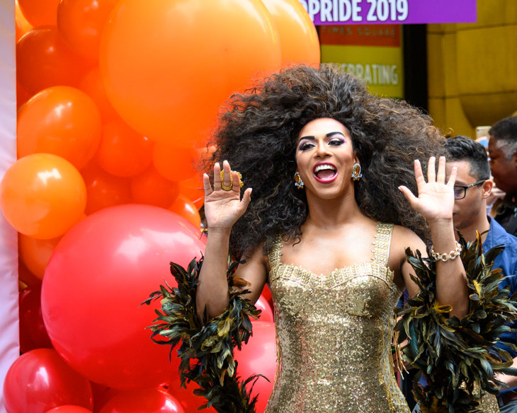Nueva York, USA, 20 Junio 2019. Drag queen Shangela saluda al llegar al evento en Times Square Foto: Enrique Shore