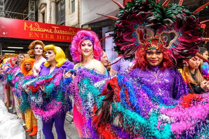 Nueva York, USA, 20 Junio 2019. Drag queens levantan la boa de plumas más larga del mundo.después de lograr el Guinness World Record. Foto: Enrique Shore