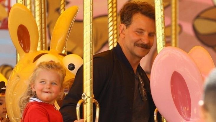 Bradley Cooper, actor, con su hija Lea. RR SS
