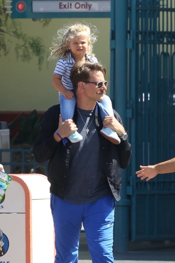 Bradley Cooper, actor, con su hija Lea. RR SS
