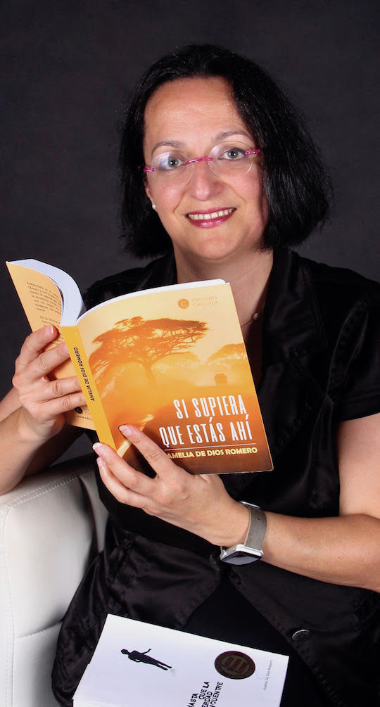 Amelia de Dios con sus dos novelas, Si supiera que estás ahi (2019) y Hasta que la verdad te encuentre (2015). / Ediciones Casiopea