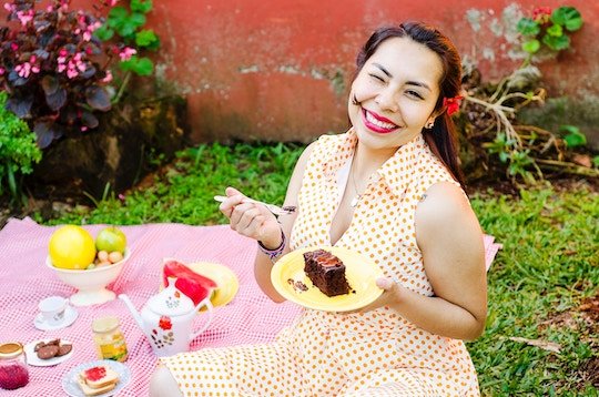 Mujer comiendo. / Luisa Schetinger. / Unsplash