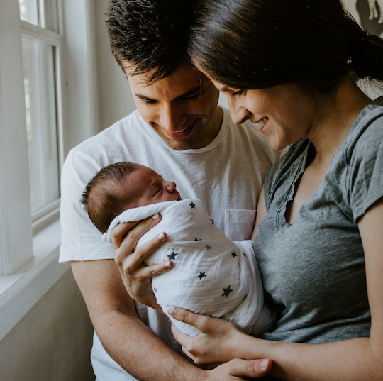 El tacto con un bebé. / Kelly Sikkema. / Unsplash