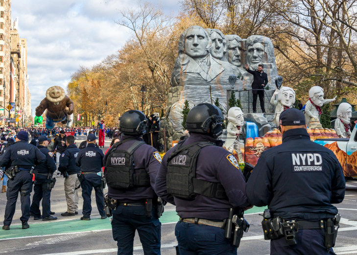 Nueva York, 28 Noviembre 2019 - Policia vigila el desfile del día de Acción de Gracias.  Foto: Enrique Shore