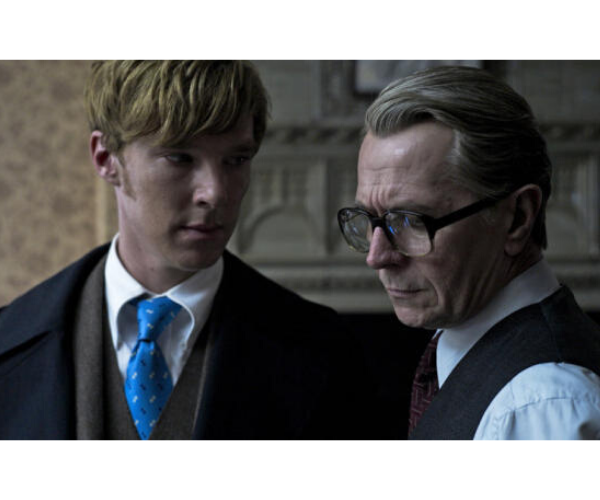 Benedict Cumberbatch y Gary Oldman en una escena de El topo. /  Productora