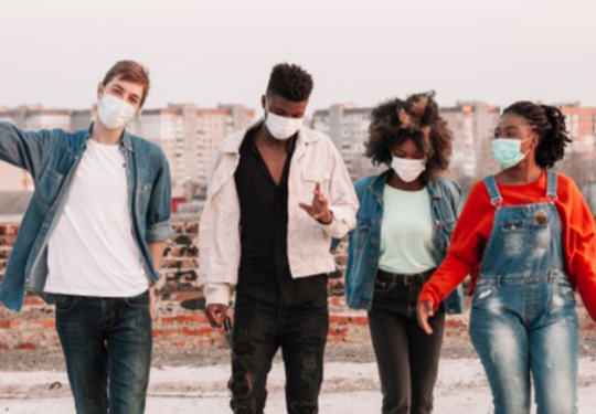 Jóvenes con mascarilla. / Freepik.