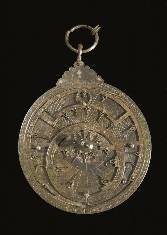 Astrolabio de Ibn Zawal del Museo Arqueológioc de Granada. / Javier Algarra
