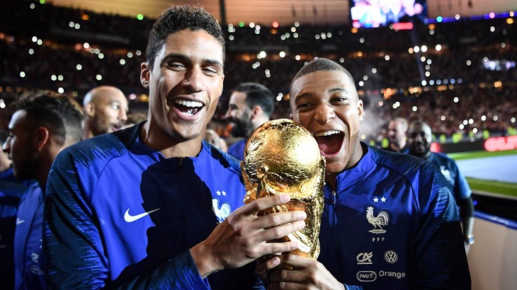 Raphael Varane y Kylian Mbappé.
