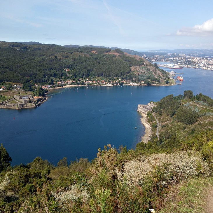 Na entrada da ría de Ferrol están as fortificacións defensivas do Castelo de San Felipe e o de A Palma.